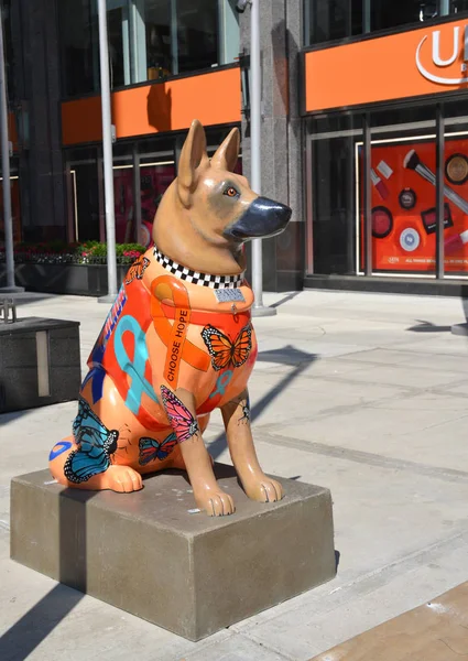 Chicago, Illinois - August 29, 2017: Dog statues honoring fallen police officers in Chicago, Illinois — Stock Photo, Image