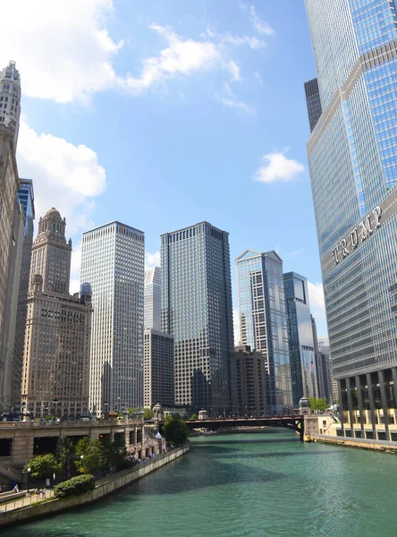 Чикаго, Иллинойс - 29 августа 2017 года: река Чикаго и центр Чикаго, Иллинойс — стоковое фото