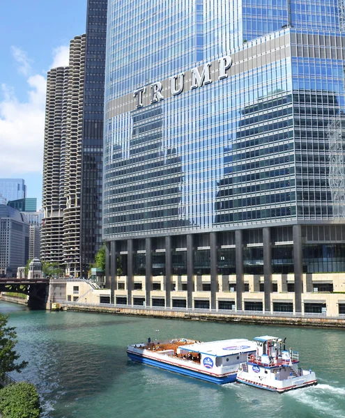 Chicago, Illinois - 29 Ağustos 2017: Chicago Nehri ve downtown Chicago, Illinois