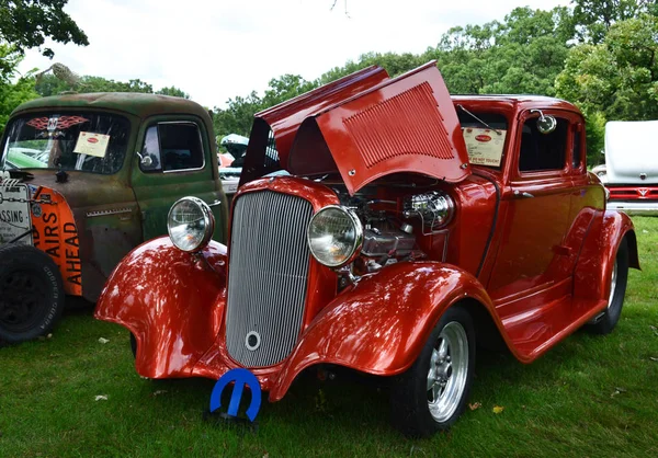 Shakopee, Minnesota, EUA - 27 de agosto de 2017: Exposição ao ar livre e venda de carros antigos — Fotografia de Stock