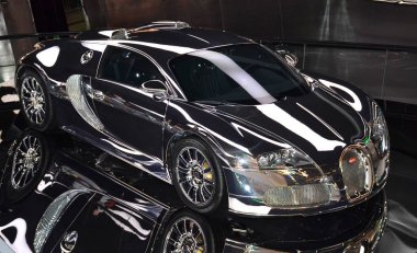 Wolfsburg, Almanya - 21 Nisan 2018. İtalyan supercar Bugatti Veyron Eb 16,4 Volkswagen Autostadt Müzesi'nde.