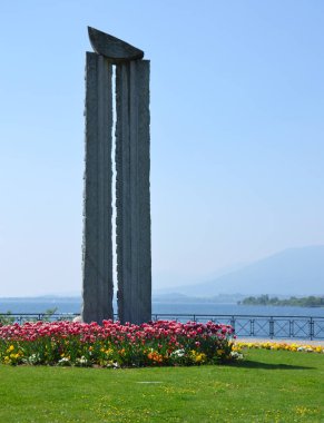 Neuchatel Gölü yanında Verticales heykel