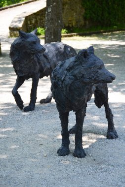 Heykelleri wolfs İsviçre'deki Neuchatel church yakınındaki