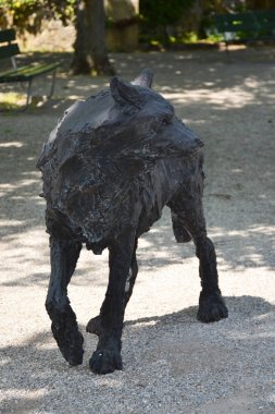 Heykelleri wolfs İsviçre'deki Neuchatel church yakınındaki