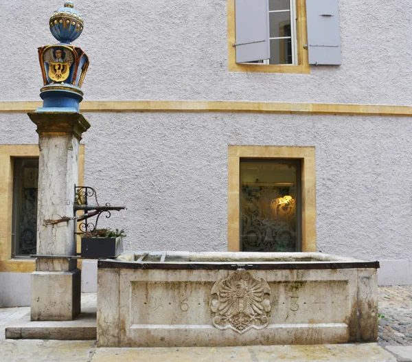 纳沙泰尔瑞士的老城市喷泉 — 图库照片