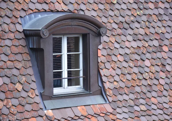 Altes Fenster Auf Dem Dach — Stockfoto