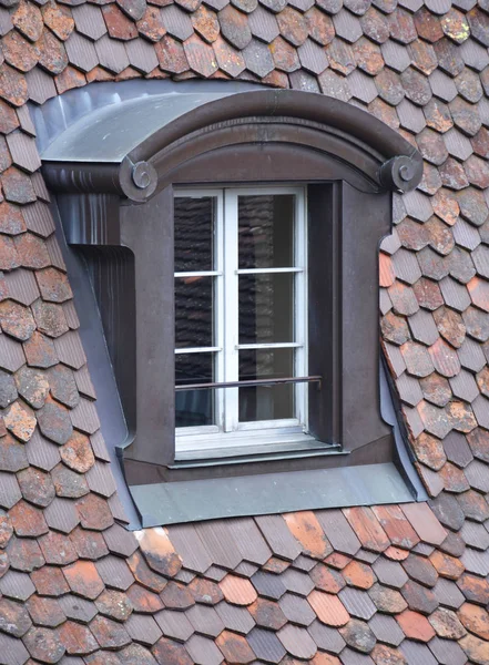 屋根の上の古い窓 — ストック写真