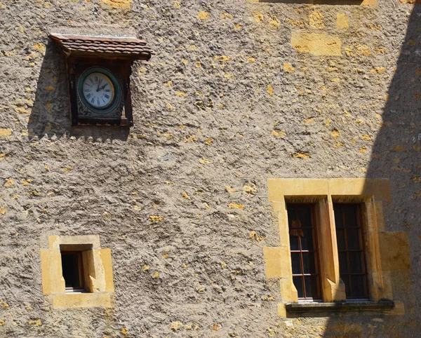 Duvar Saati Windows Içinde Neuchatel Castle Sviçre — Stok fotoğraf