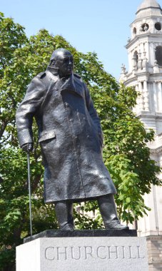 Londra, Birleşik Krallık - 27 Ağustos 2019: Eski Britanya Başbakanı Sir Winston Churchill 'in bronz heykeli, Ivor Roberts-Jones tarafından Parliament Square Garden, Londra.