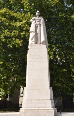 Londra, Birleşik Krallık - 27 Ağustos 2019: Westminster, Londra, İngiltere 'de Kral V. George Heykeli.