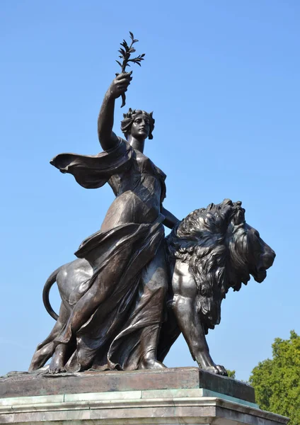 Statue Peace Queen Victoria Memorial — Stock Photo, Image