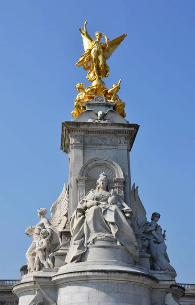 Londra Daki Buckingham Sarayı Nın Önündeki Victoria Anıtı — Stok fotoğraf