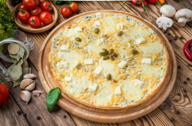 bir restoranda lezzetli Italia pizza