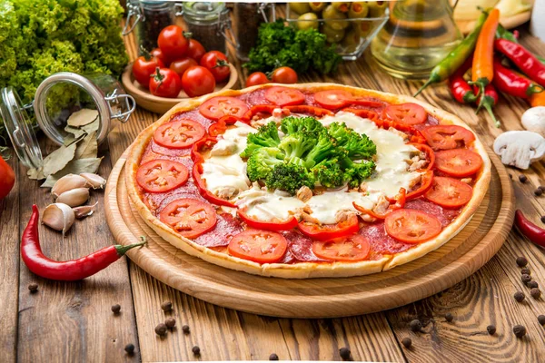 Heerlijke italia pizza in een restaurant — Stockfoto