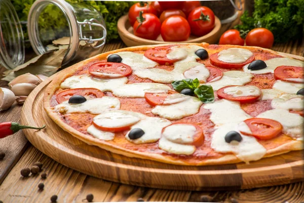 Leckere italienische Pizza im Restaurant — Stockfoto