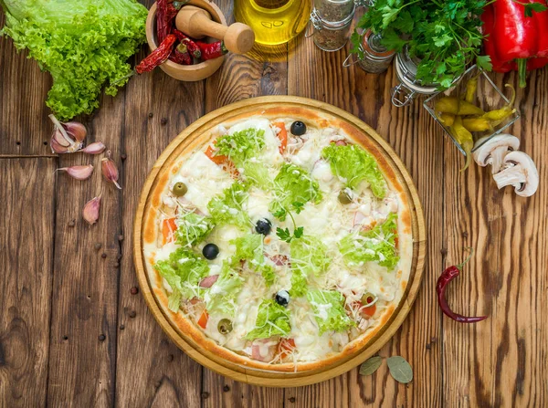 Pyszne italia pizza w restauracji — Zdjęcie stockowe