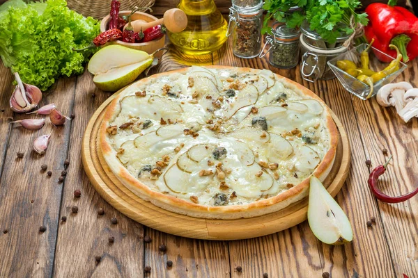 Вкусная итальянская пицца в ресторане — стоковое фото