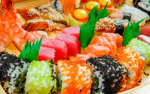 Sushi, cozinha japonesa com frutos do mar frescos — Fotografia de Stock