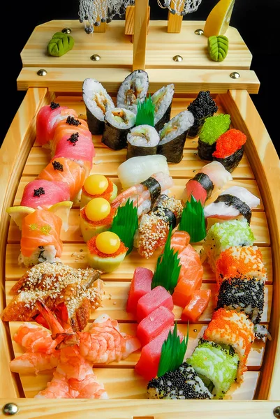 Σούσι, ιαπωνική κουζίνα με φρέσκα θαλασσινά — Φωτογραφία Αρχείου