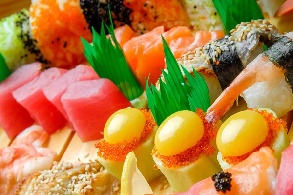 Sushi, cozinha japonesa com frutos do mar frescos — Fotografia de Stock