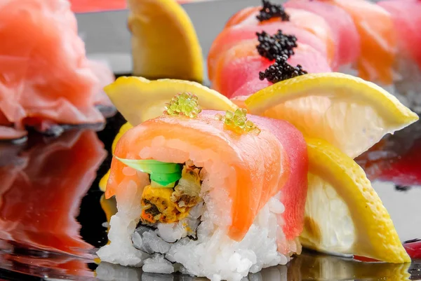 Sushi, Japanese cuisine with fresh seafood — Stock Photo, Image