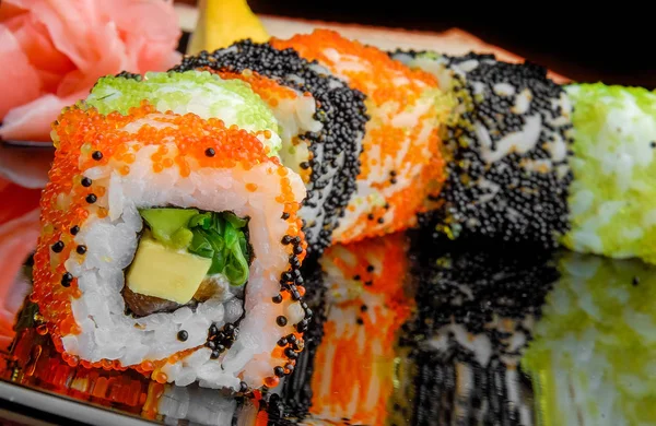 Sushi, japonská kuchyně s čerstvými plody moře — Stock fotografie