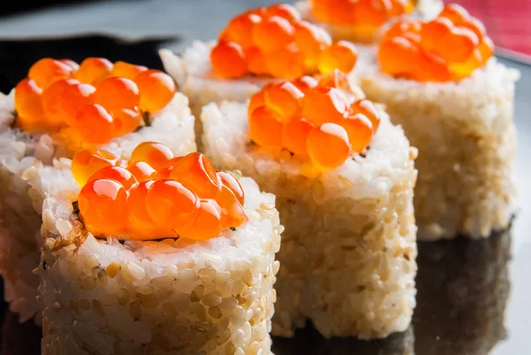 Sushi, cozinha japonesa com frutos do mar frescos — Fotografia de Stock