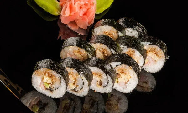 Sushi, Japanese cuisine with fresh seafood — Stock Photo, Image