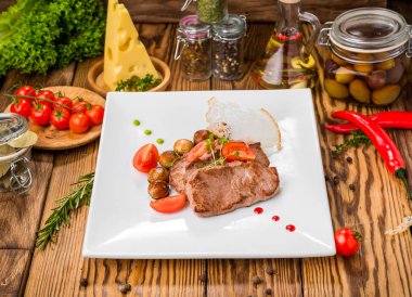 Masada lezzetli yemekler var.