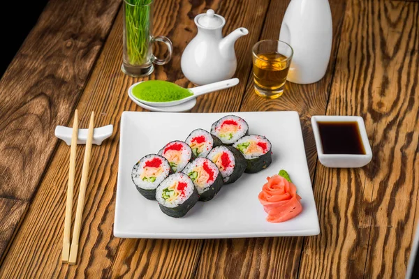 Sushi, cocina japonesa con mariscos frescos —  Fotos de Stock