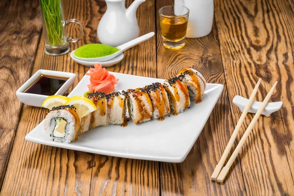 Sushi, cocina japonesa con mariscos frescos —  Fotos de Stock