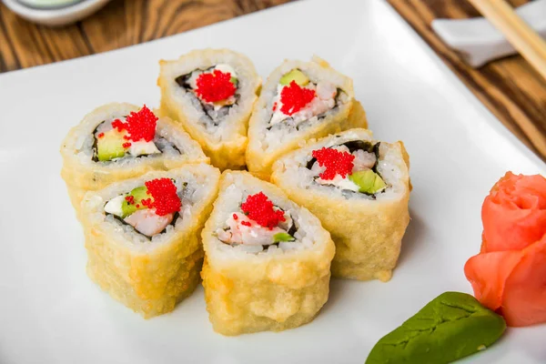 Sushi, japanska rätter med färsk fisk och skaldjur — Stockfoto