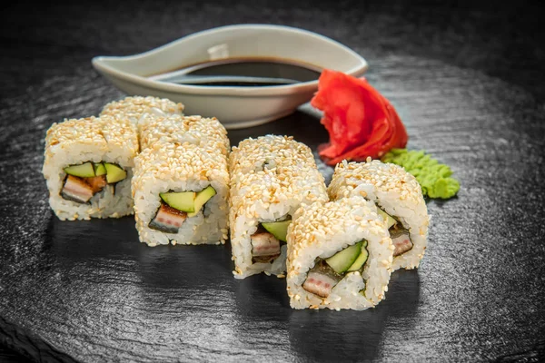 Sushi, japanska rätter med färsk fisk och skaldjur — Stockfoto