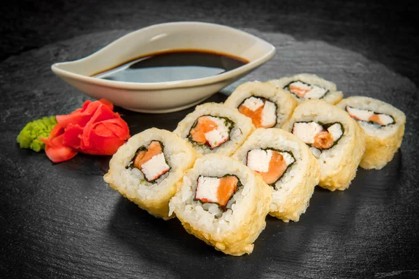 Sushi, cozinha japonesa com frutos do mar frescos — Fotografia de Stock