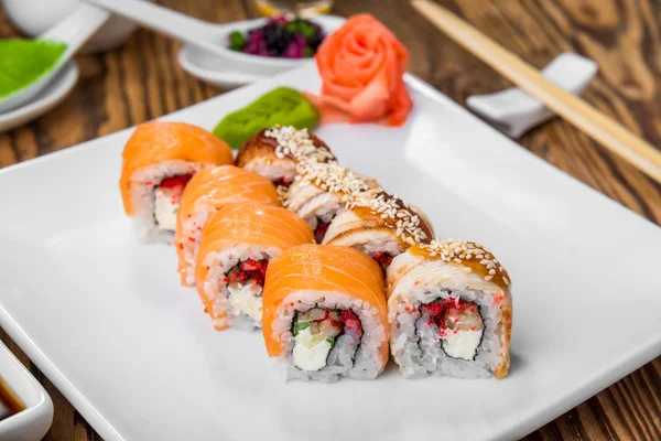 Sushi, japanische Küche mit frischen Meeresfrüchten lizenzfreie Stockfotos