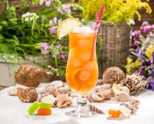 Красивый алкогольный коктейль в стакане — стоковое фото