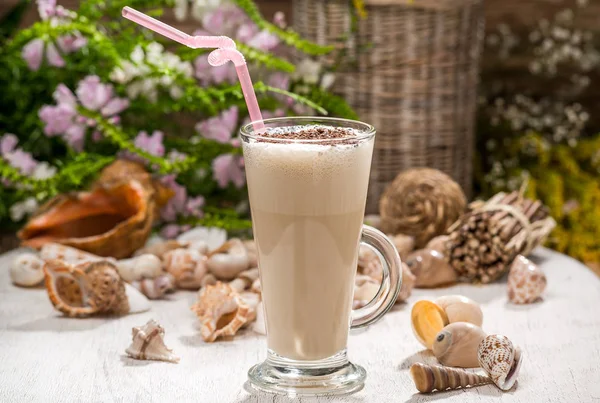 Belo coquetel alcoólico em um copo — Fotografia de Stock