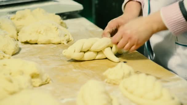 Kneden van de deeg in een oude bakkerij — Stockvideo