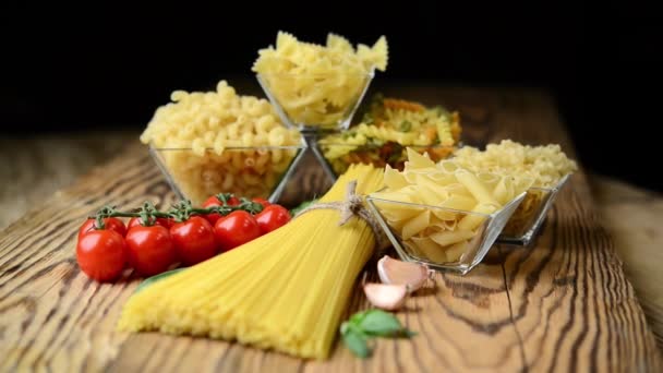 Olika typer av pasta — Stockvideo