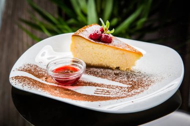 Çilek ile lezzetli peynirli kek