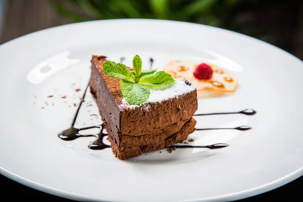 Läcker chokladkaka på plattan bord — Stockfoto