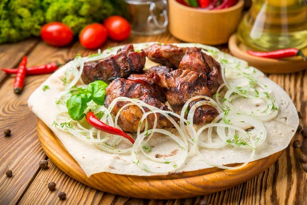 Pezzi di carne con cipolle sugli spiedini — Foto Stock