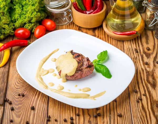 Filete de ternera en un plato —  Fotos de Stock