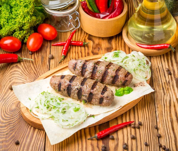 Carne de kebab com molho — Fotografia de Stock