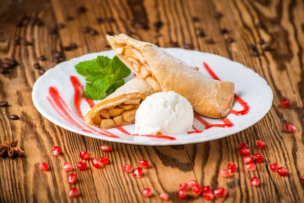 Strudel de maçã polvilhado com açúcar em pó e sorvetes — Fotografia de Stock