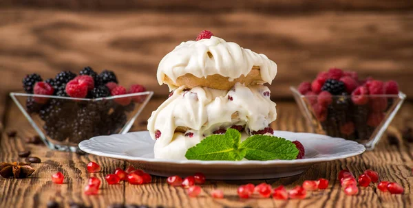 Çilekli kremalı pasta