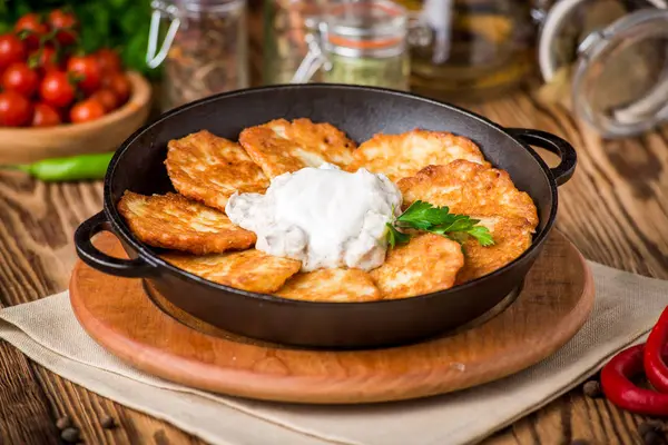 Panquecas salgadas fritas com batata — Fotografia de Stock