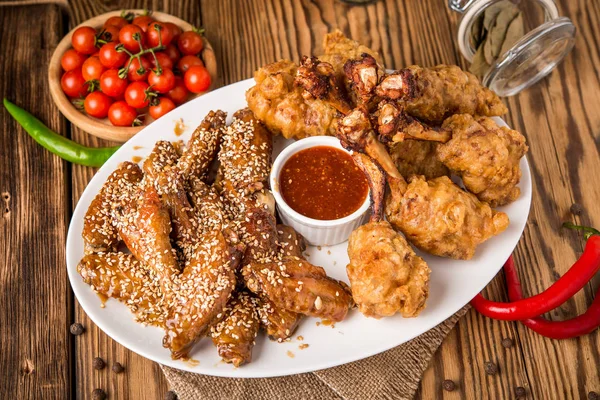 Gebratene Chicken Wings in Teig mit Ketchup und Soße — Stockfoto