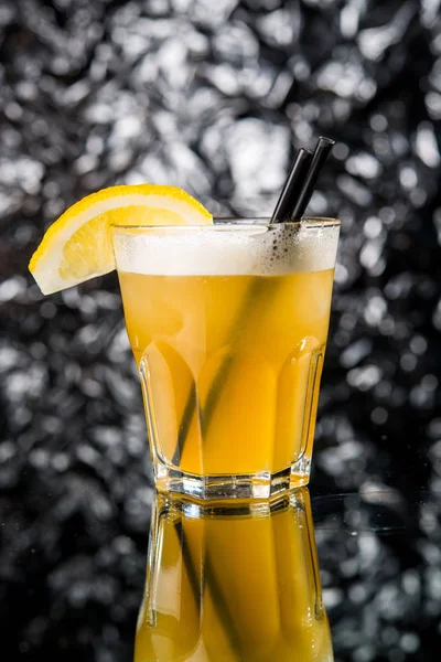 Cocktail auf der Theke — Stockfoto