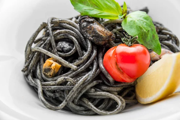 Placa de espaguete preto com camarão — Fotografia de Stock